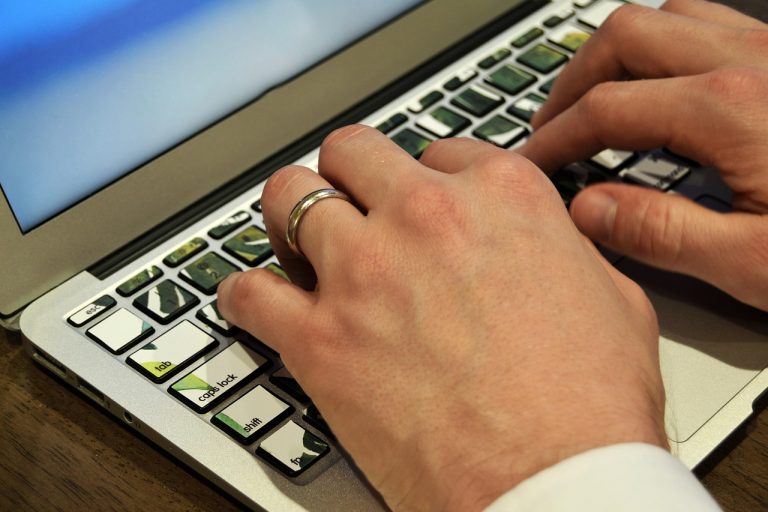 Как выбрать фриланс-переводчика и заказать перевод на XDBay: виды услуг и советы для заказчиков