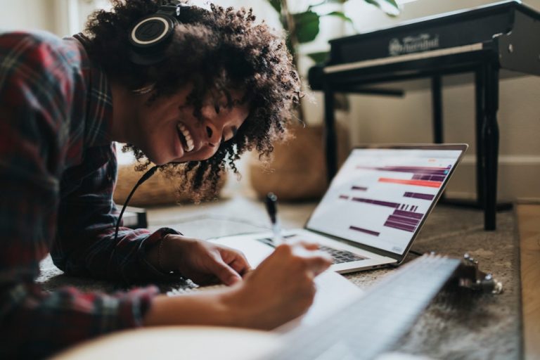 Как заработать на фрилансе: выбор платформы, безопасность и стабильный доход в удаленной работе