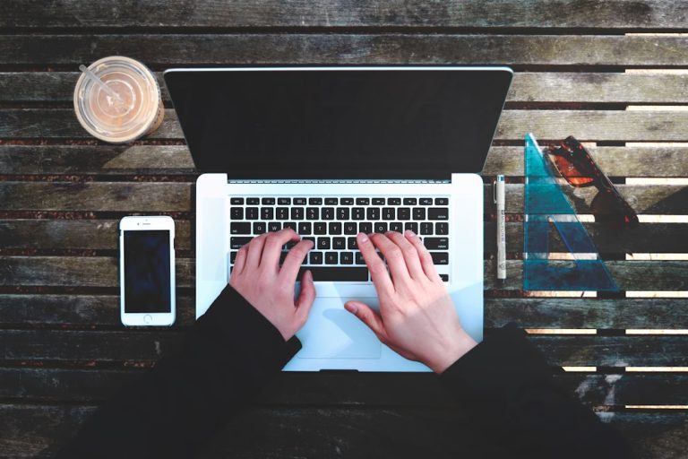 Фриланс для художников: как найти заказы, создать портфолио и зарабатывать удалённо
